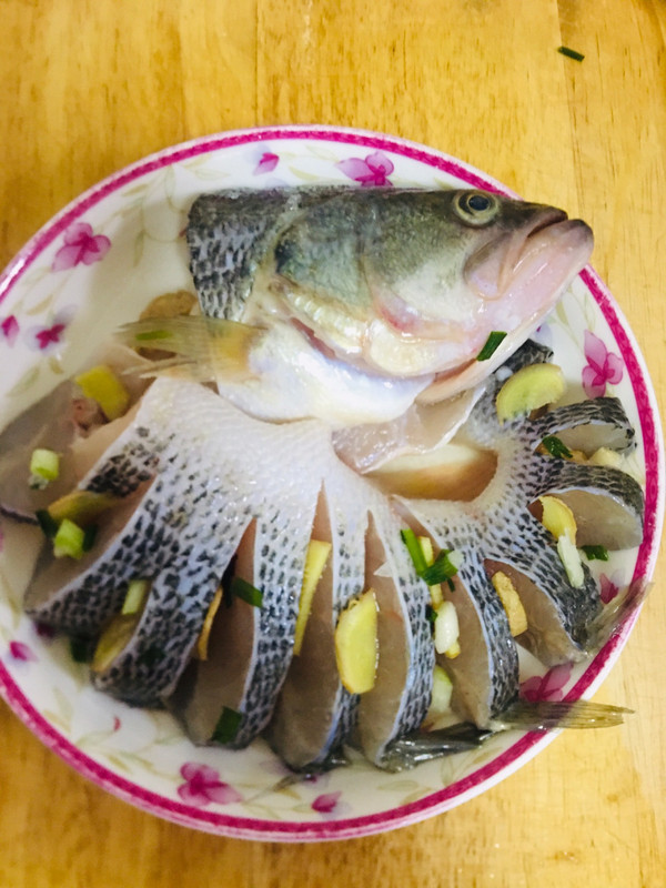 孔雀开屏清蒸鲈鱼