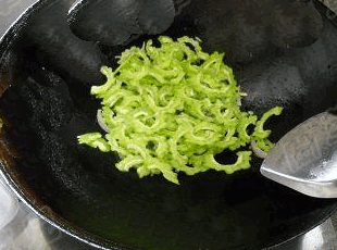 苦瓜炒蛋的做法