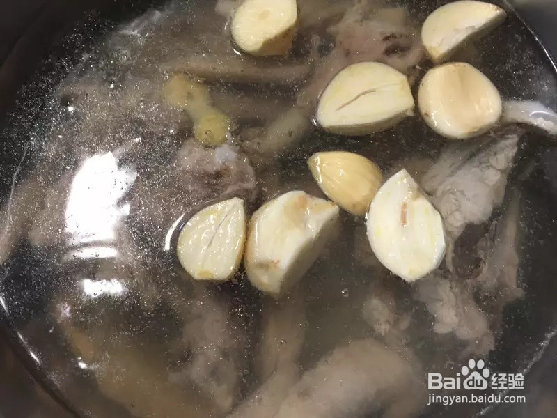 怎样做出家常菜系列之蛤蜊鸡腿汤