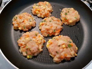 教你怎么做鸡胸肉虾仁鲜蔬饼