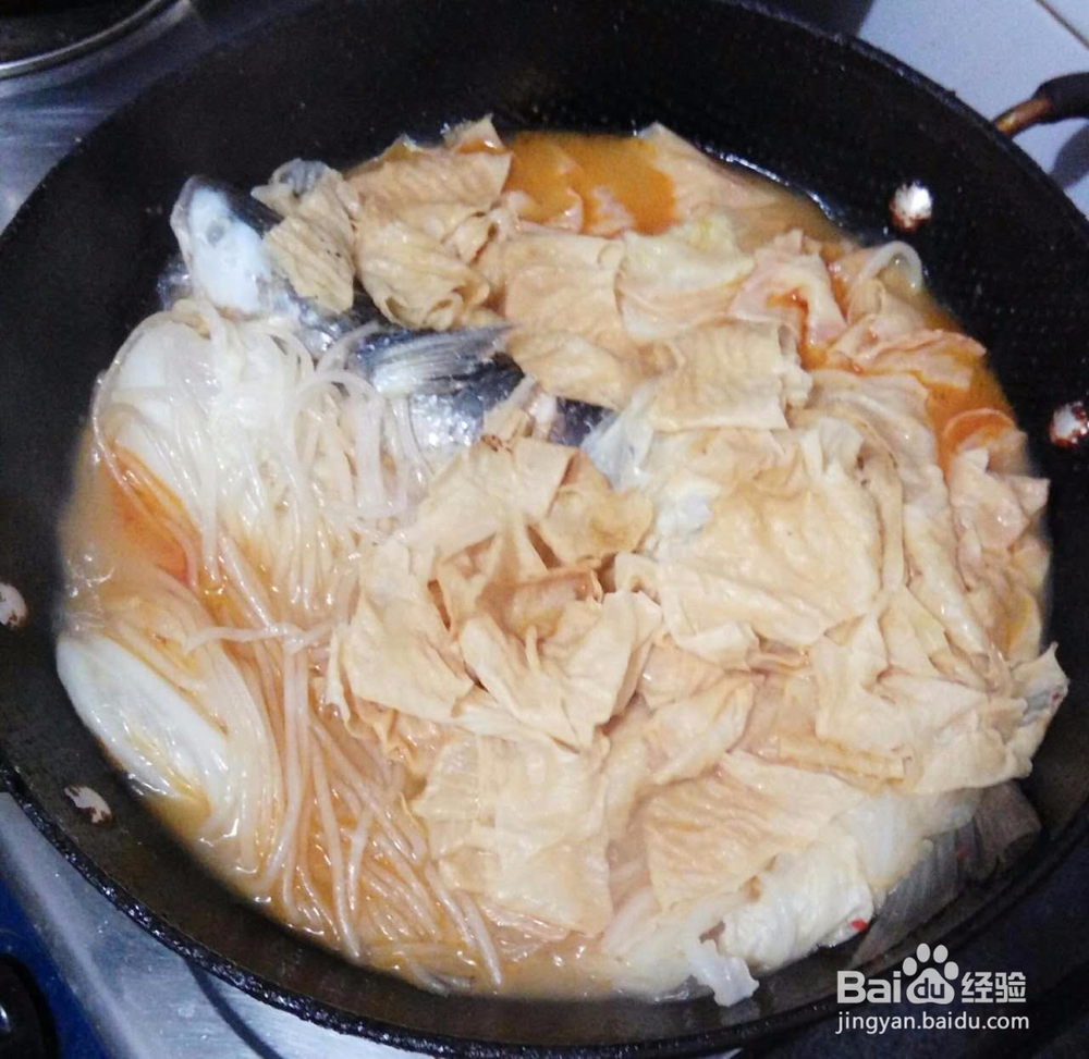 池蛋鱼炖白菜冻豆腐的做法