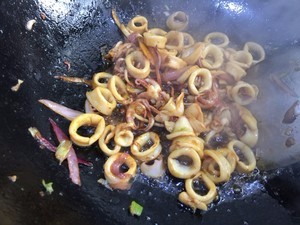 香芹爆炒小鱿鱼怎么更入味?