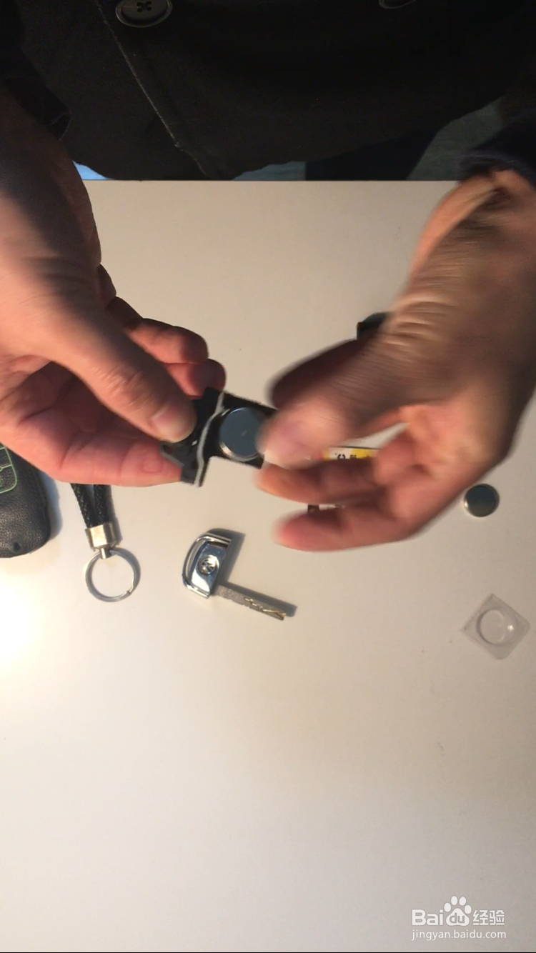 怎样换大众辉昂车钥匙的电池？