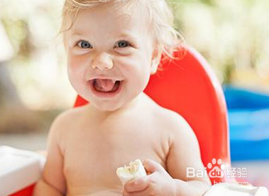 怎样训练宝宝自己吃饭?