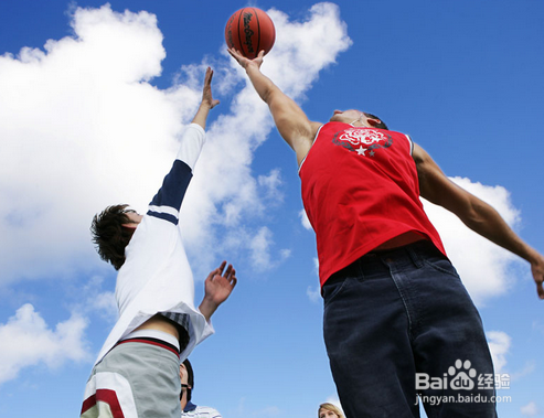 打篮球时不能做的事情