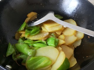 五花肉炒青椒土豆片