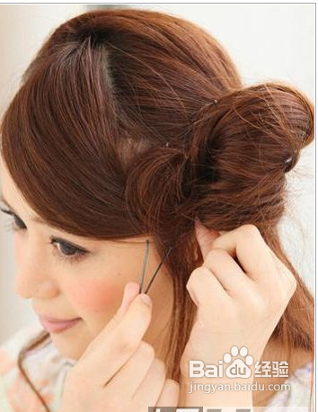 日系蓬松花苞头的扎法图解