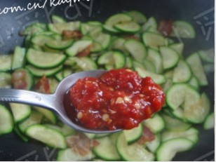 剁椒培根炒西葫芦