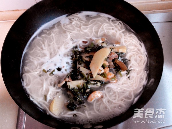 雪菜虾仁面的做法