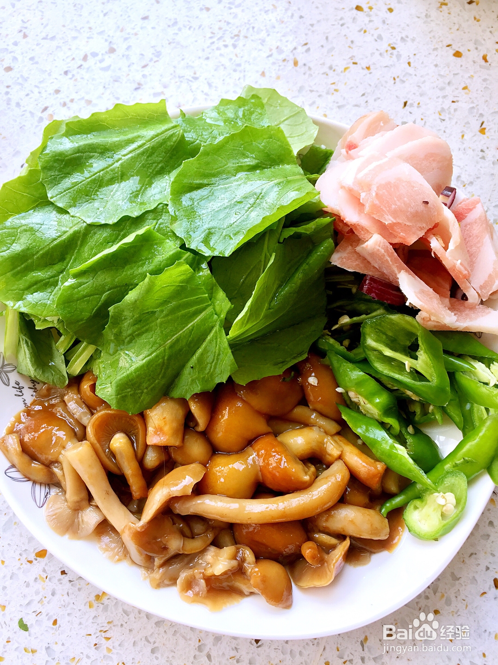 家常做法的肉炒小白菜滑子蘑