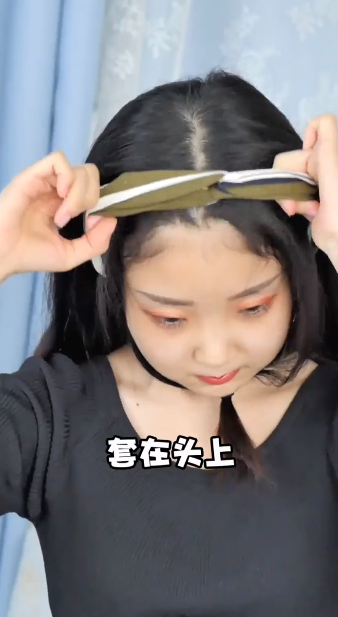 如何编双马尾花苞辫子？