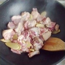 大冷天炖一锅台式的滋补暖身菜------姜母鸭
