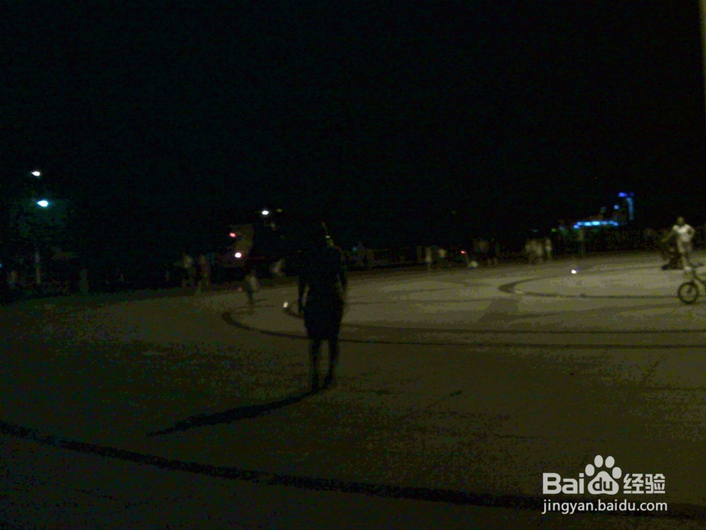 老年人在夜间散步抓拍孩子们在广场怎样玩