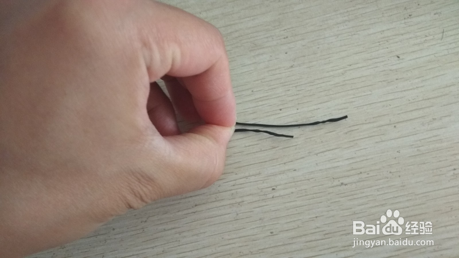 如何用一个数据线绑绳缠绕成简易的手机支架