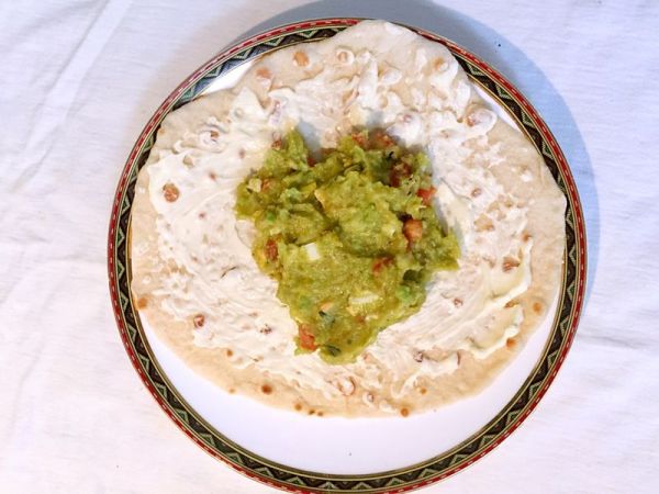 芝麻菜牛油果卷饼