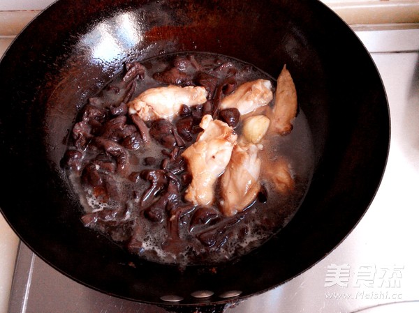 红蘑鸡翅的做法