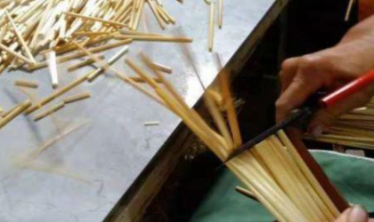 把麦秆生产成吸管,怎么把麦秆内部清洗干净？麦秆本身是空心的，里面会有灰尘等杂质。