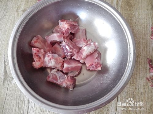 如何用烤箱炖汤：萝卜排骨汤