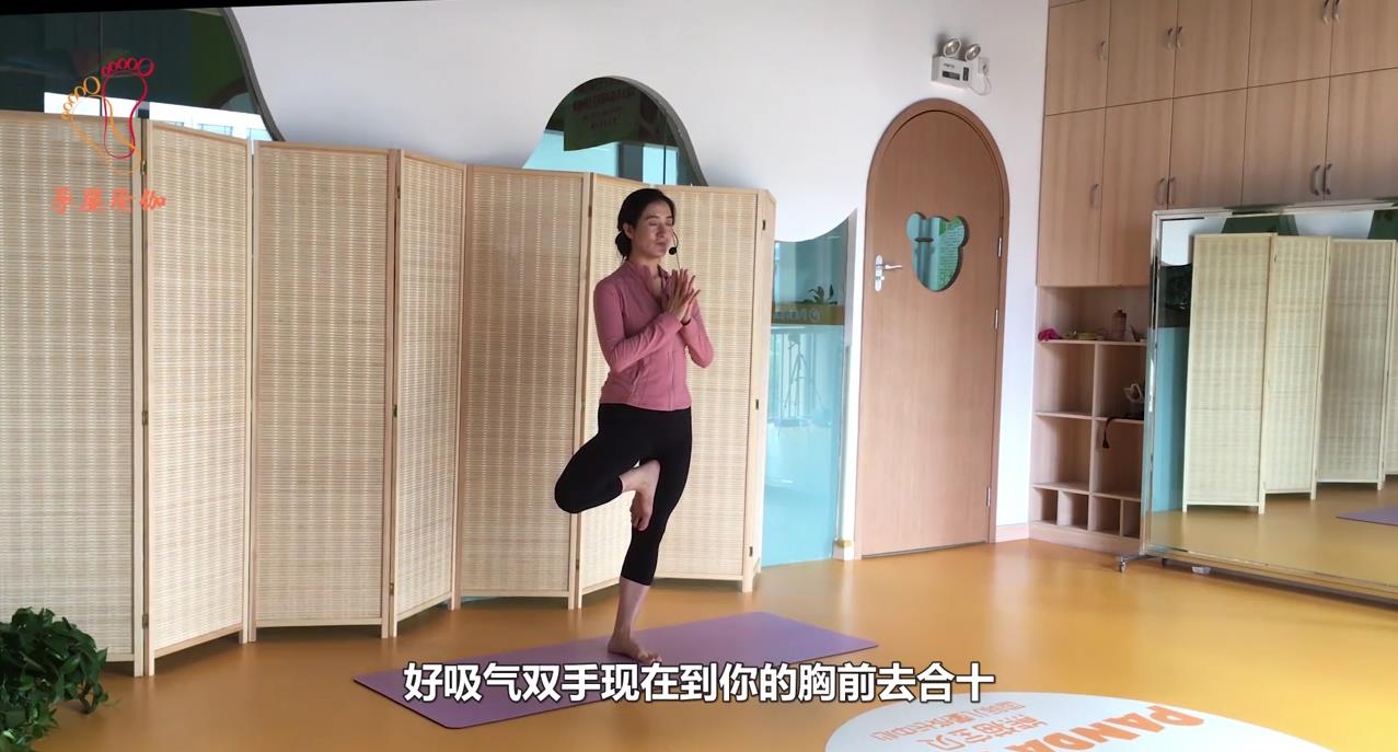 风吹树式瑜伽体式怎么做
