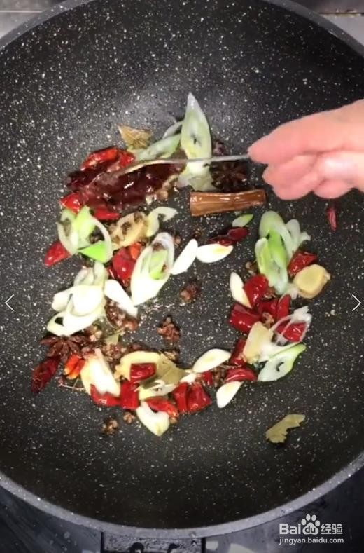 如何自己制作好吃的麻辣炖鸡爪