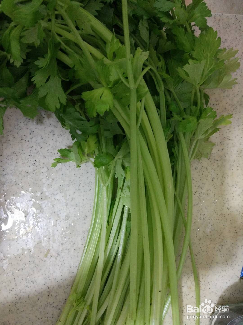 如何做芹菜炒肉？