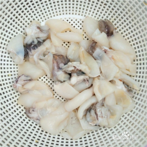 美食/营养 > 荤菜 1 墨鱼清洗干净,沥净水分,一个小墨鱼再剪成两块.