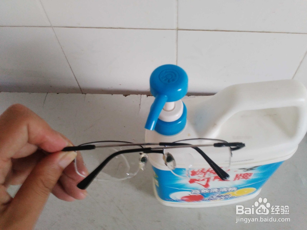 如何清理眼镜上面的灰尘