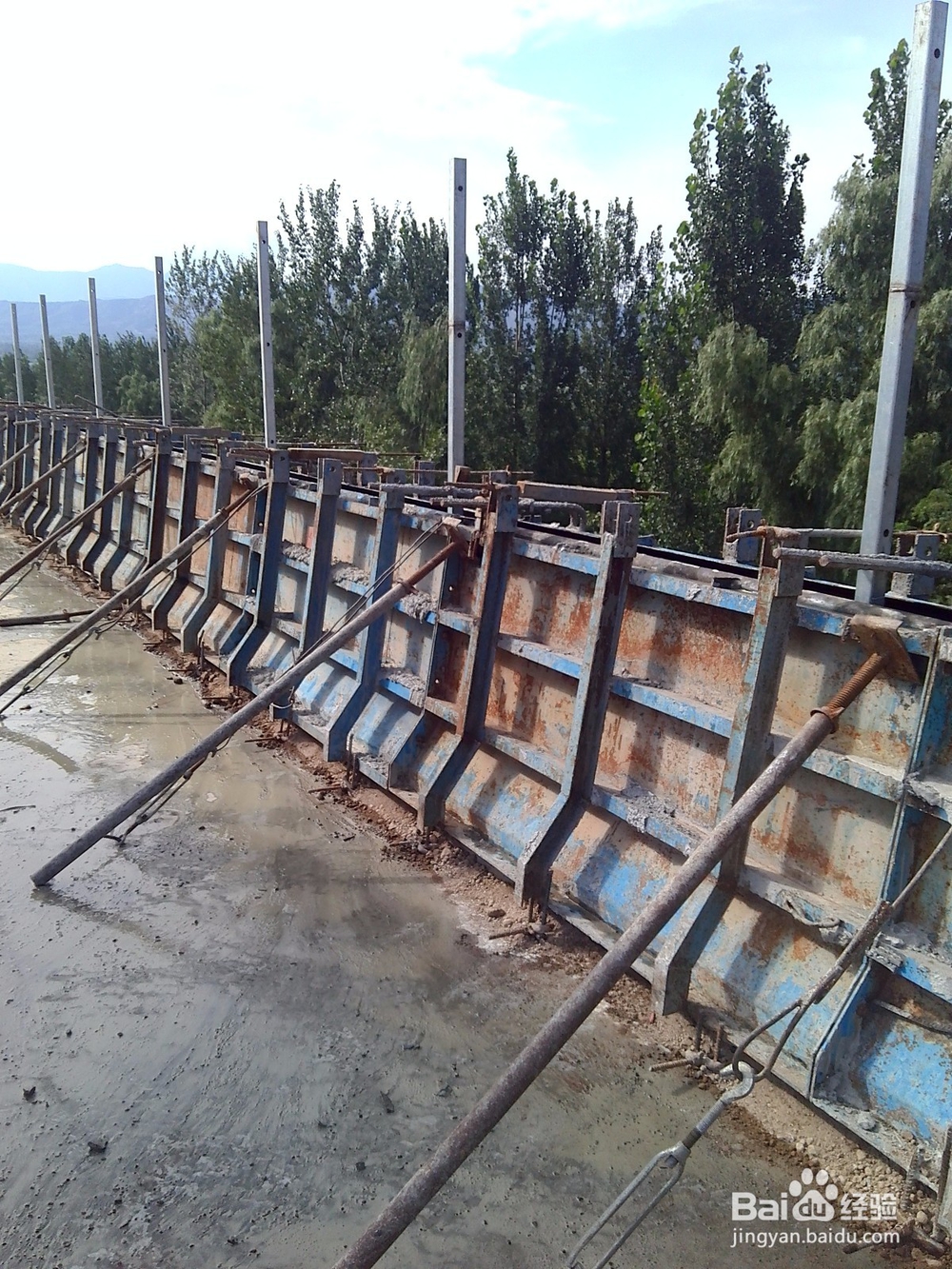 高速公路桥梁桥面铺装与防撞墙施工技术