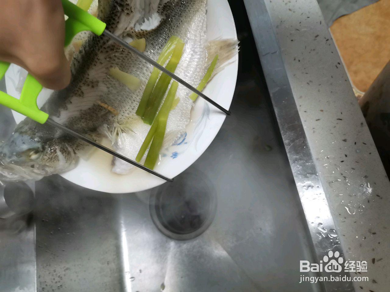 清蒸鲈鱼的做法