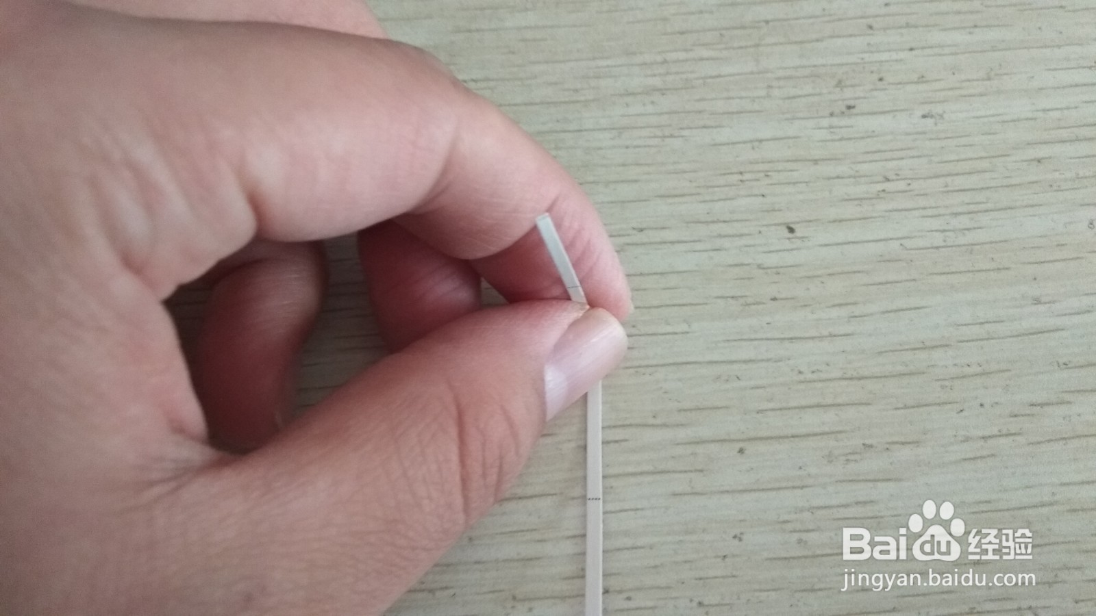 如何用两个细长长方形硬卡纸做简易的中性笔支架