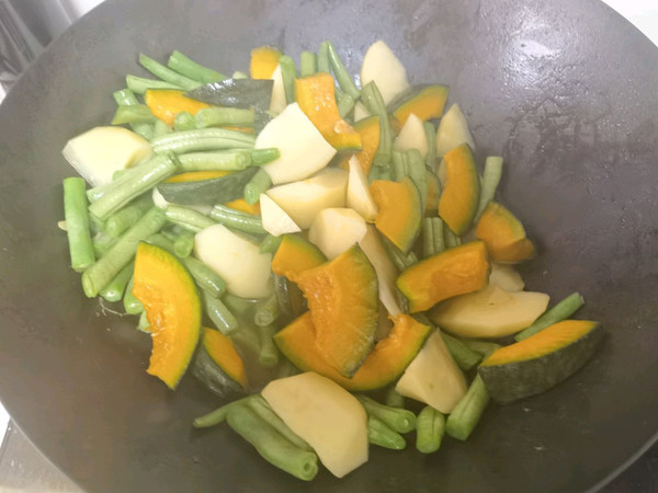 东北铁锅炖排骨