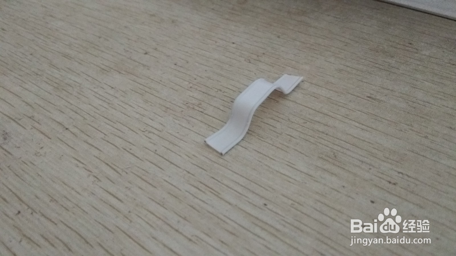 如何用长方形硬塑料做简易中性笔的支架