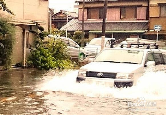 天降暴雨车被水淹时正确做法