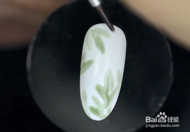 怎样做绿色晕染花卉美甲？