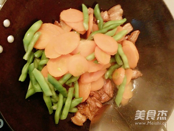 四季豆胡萝卜炒五花肉