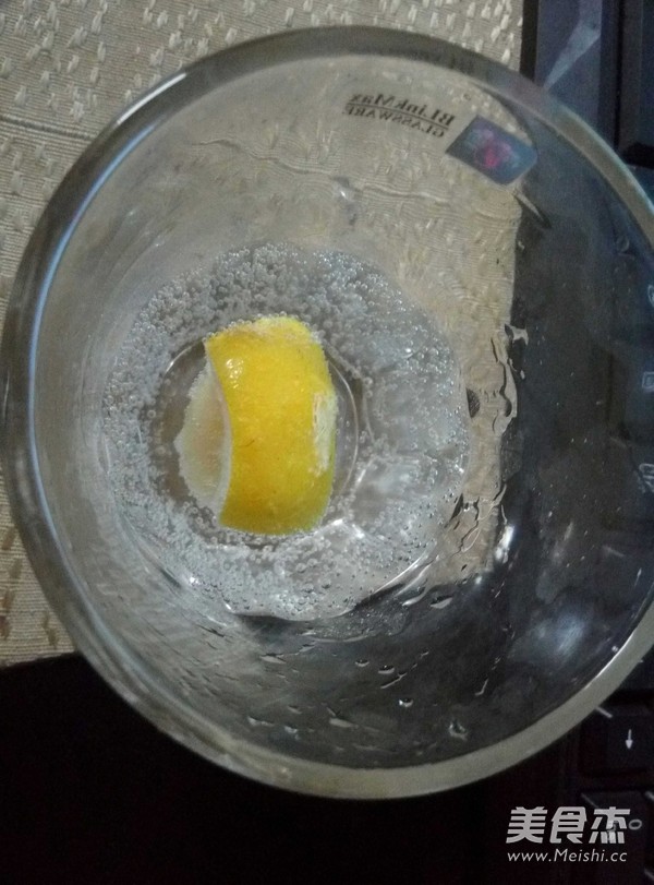 煎鸡胸片配薰衣草花饮