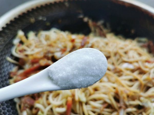 腊肠卷心菜炒面