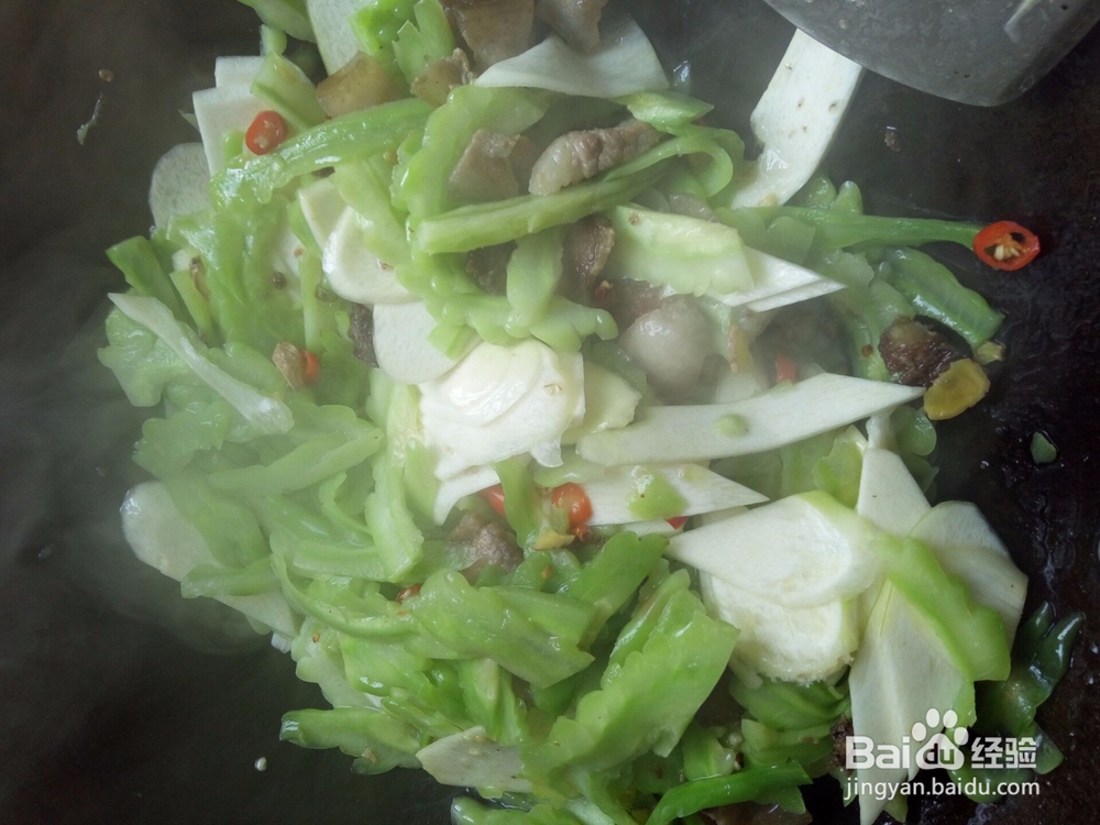 茭白苦瓜回锅肉盖浇饭,一个人的家常味。