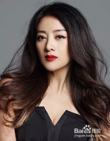 早春御姐发型大披露 中分长卷发解读柔情