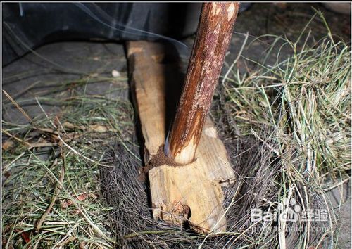 户外野营怎样使用古典式钻木取火