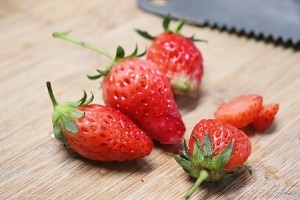 健康养生佳品草莓布丁奶冻的做法