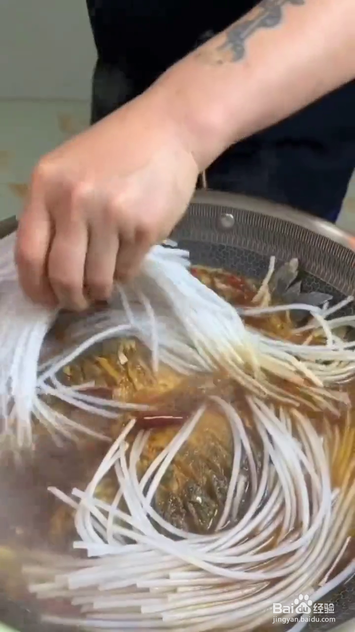 如何制作好吃的鲫鱼烧粉条?