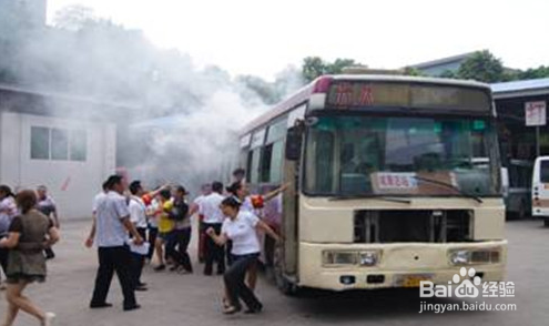 公交着火如何逃生?