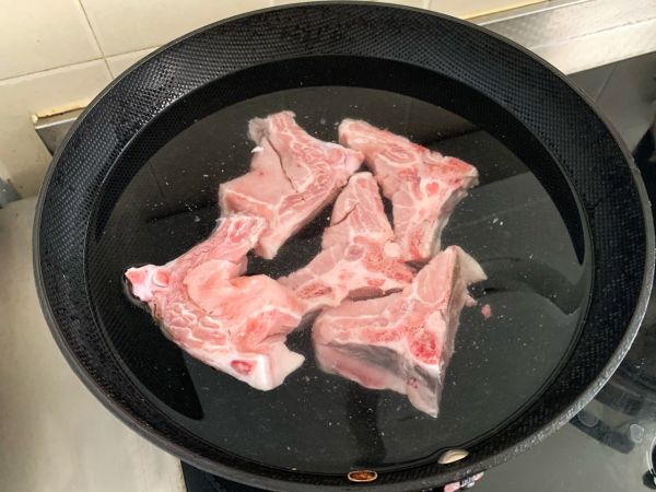 上大骨头炖酸菜