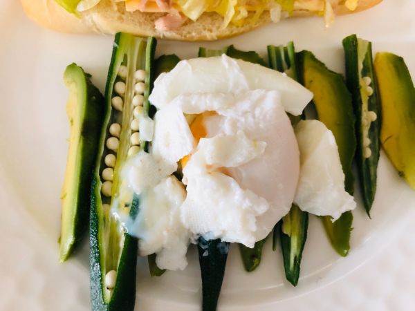 金枪鱼三明治配水波蛋