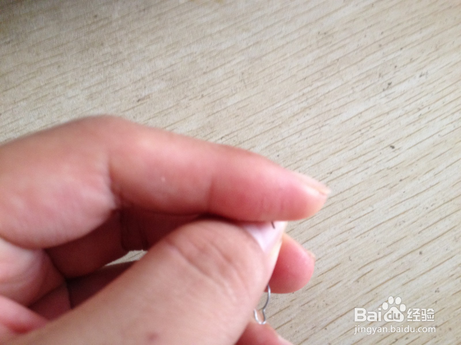 如何用一个小铁丝做双层凹槽的钢笔的简易支架