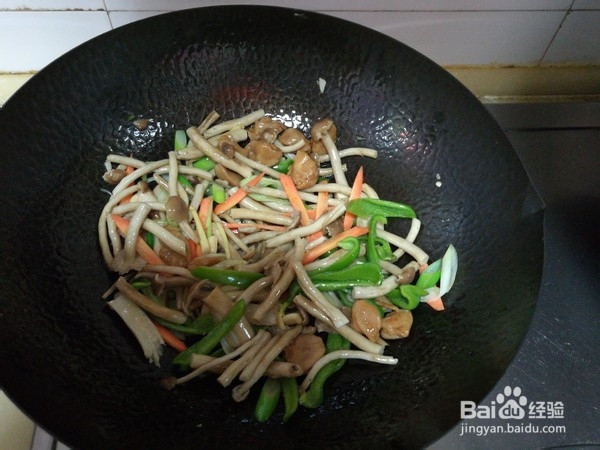 青椒鸡肉炒茶树菇的做法
