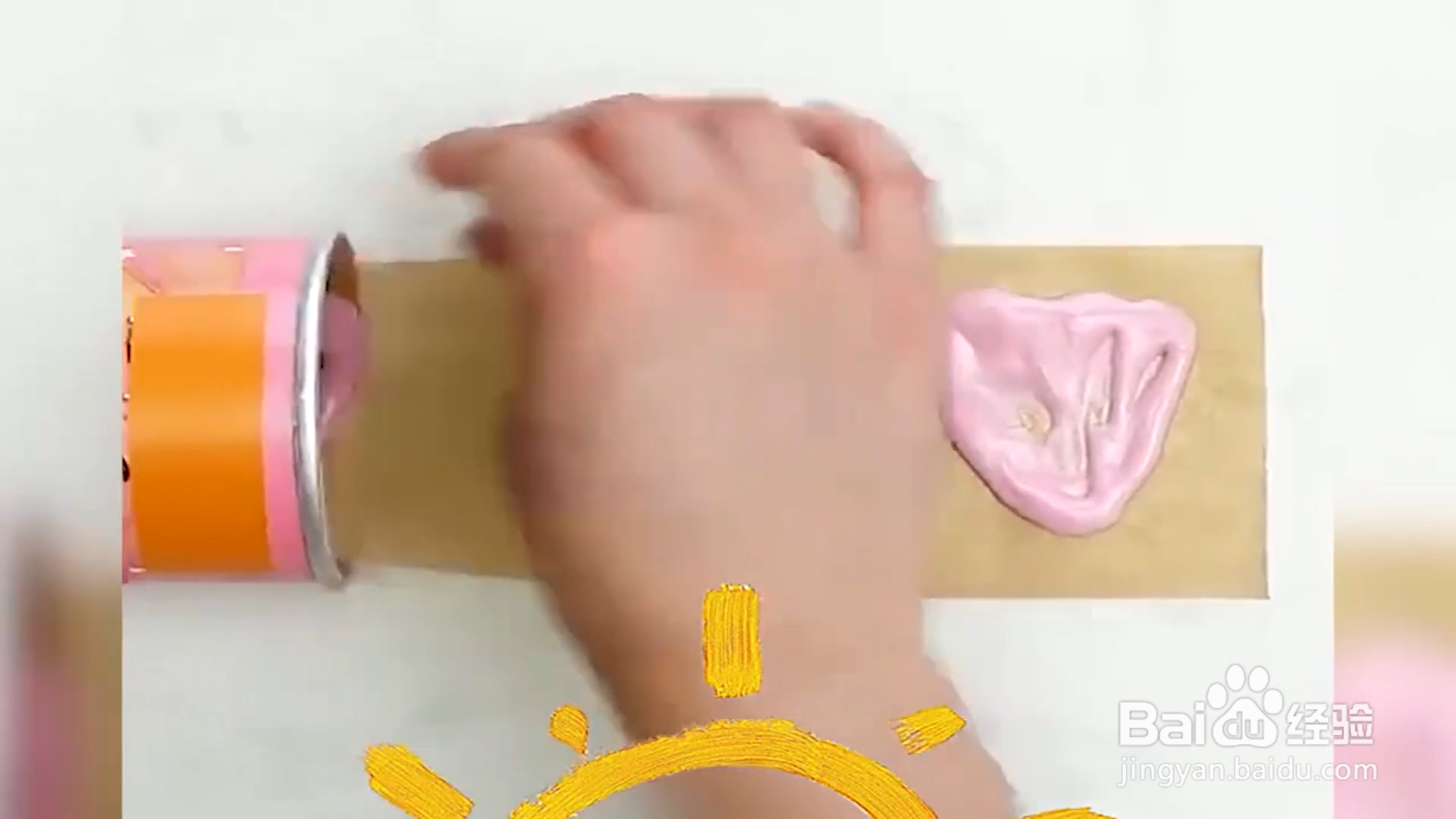 如何装饰一个花瓣蛋糕