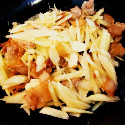 五花肉炒鲜姜芽