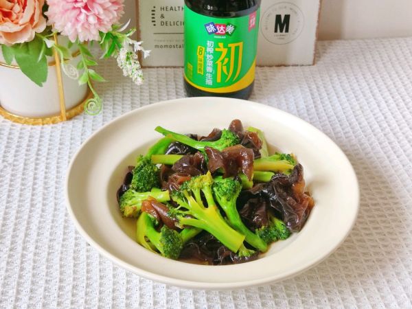 炝炒木耳西兰花